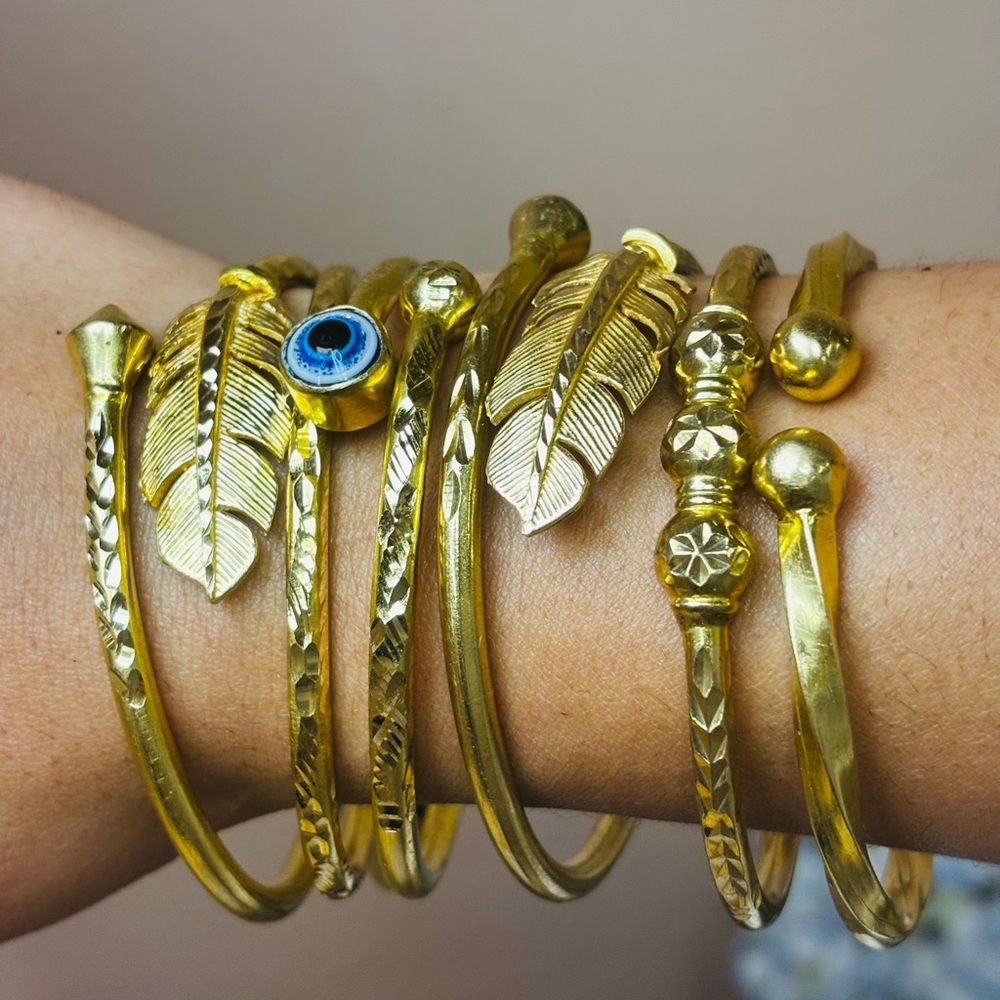 Gold Leaf Bracelet - Picture 5 of 7